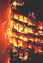 Photo d'un immeuble en feu
