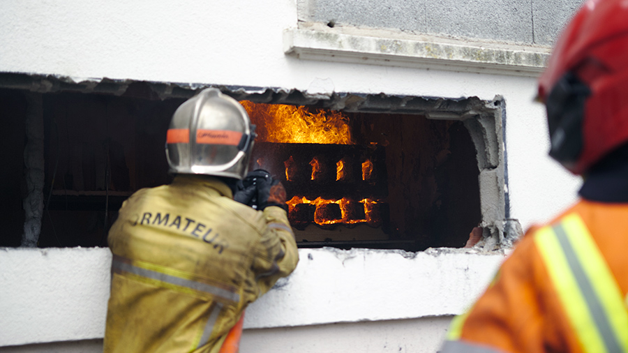 Les sapeurs-pompiers en exercice lors d'incendies expérimentaux